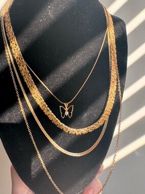 ✨ 4 Vintage Gold-Tone Necklaces – Mixed Style Jewelry Lot ✨